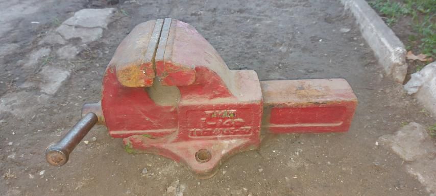 Тиски металлические