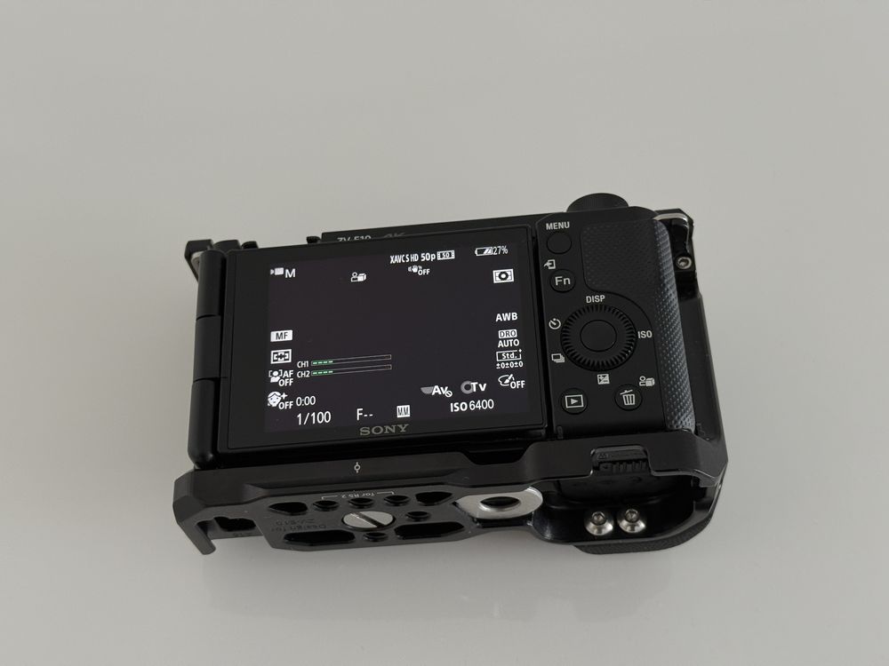 Sony ZV-E10 + cage SmallRig + bateria extra + carregador Sony