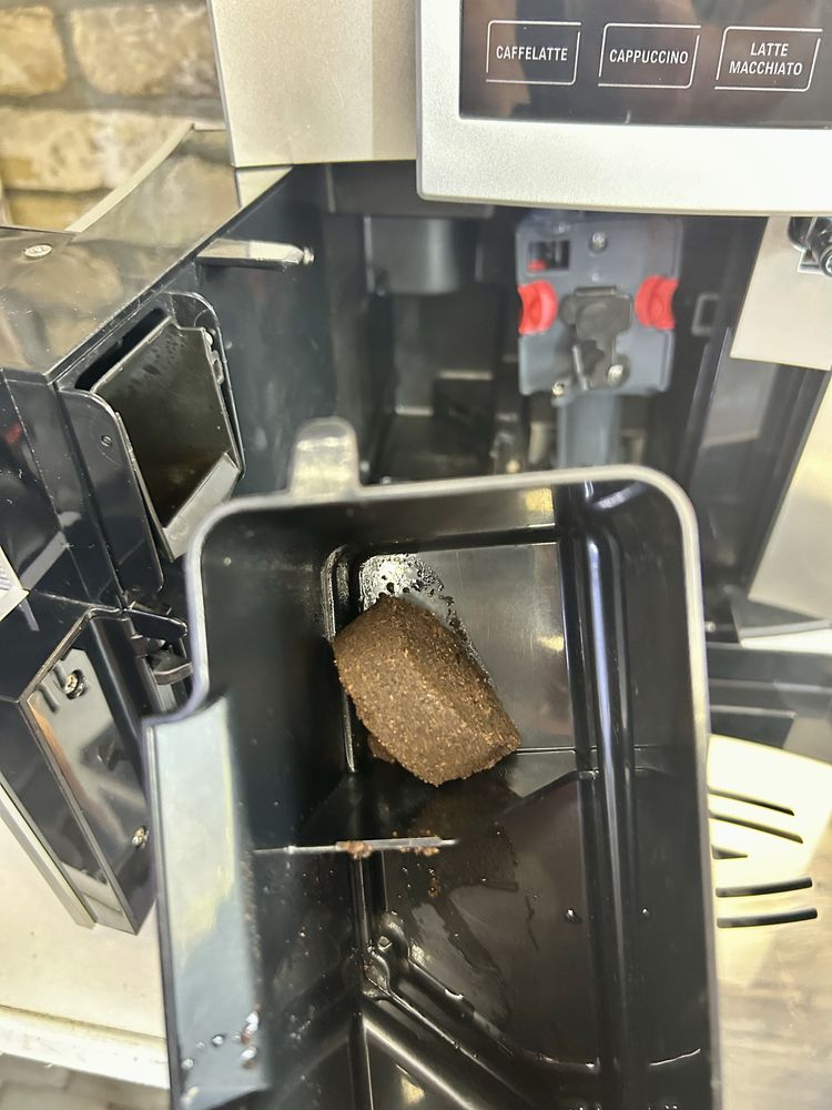 Delonghi Perfecta Cappuccino Graphic Touch ESAM5600 Кофемашина