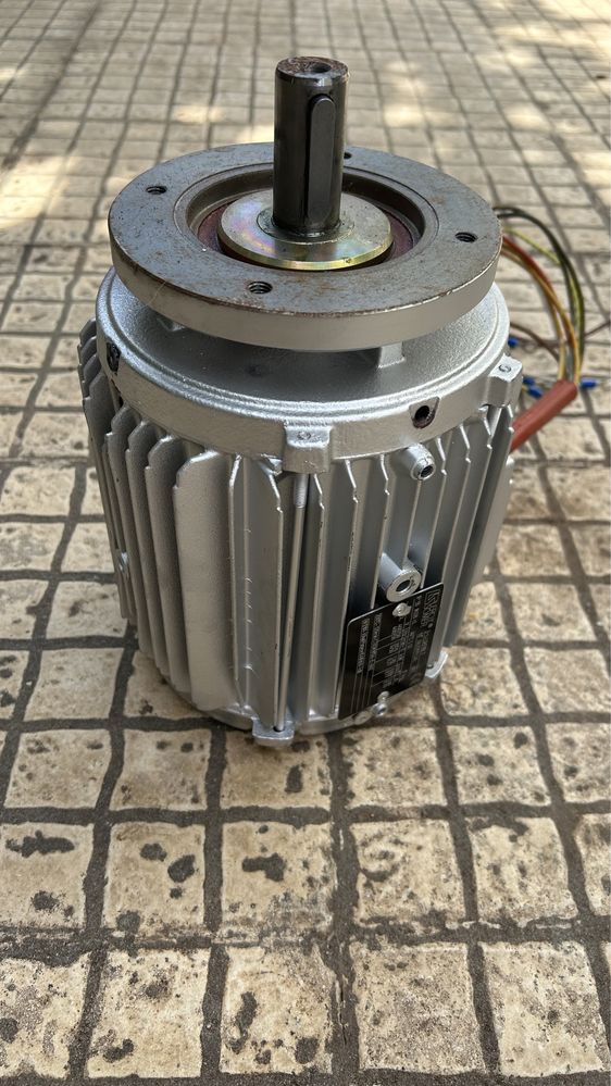 Motores eléctricos  monofásico/trifásico - 0,75kW/1CV 1680 RPM