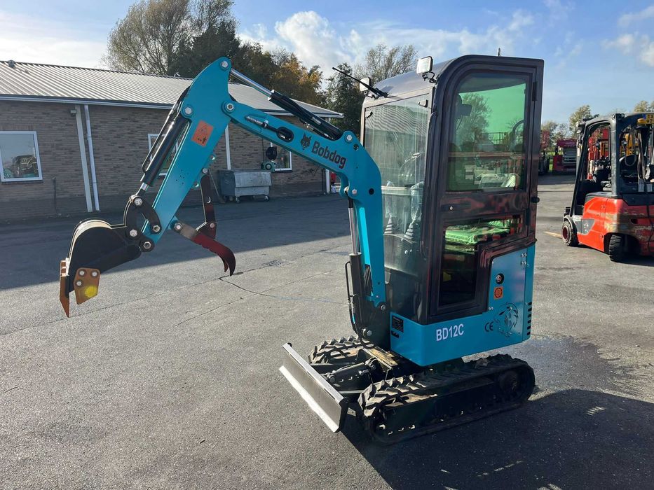 Minikoparka z pełną kabiną Bobdog , 2025 rok NOWA!!!  2 x sztuki w ofe