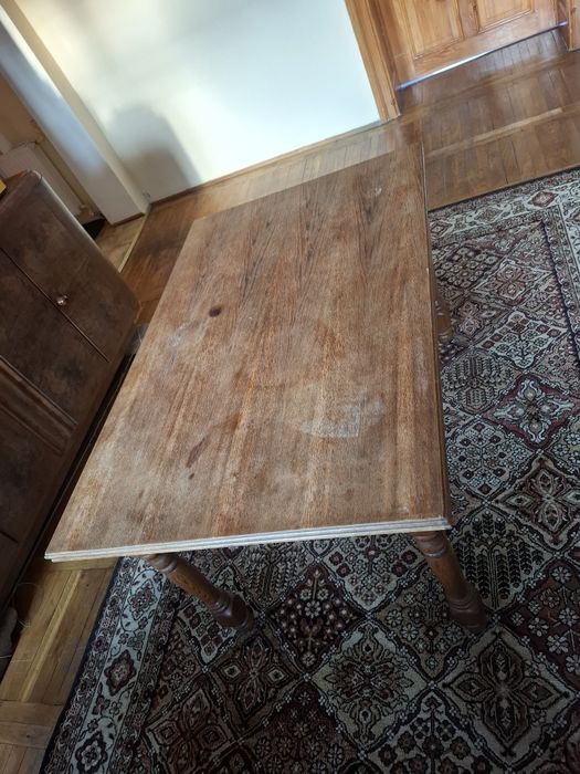 Drewniany stół rozkładany