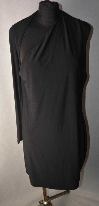 Elastyczna sukienka z odkrytym ramieniem Clubl 46