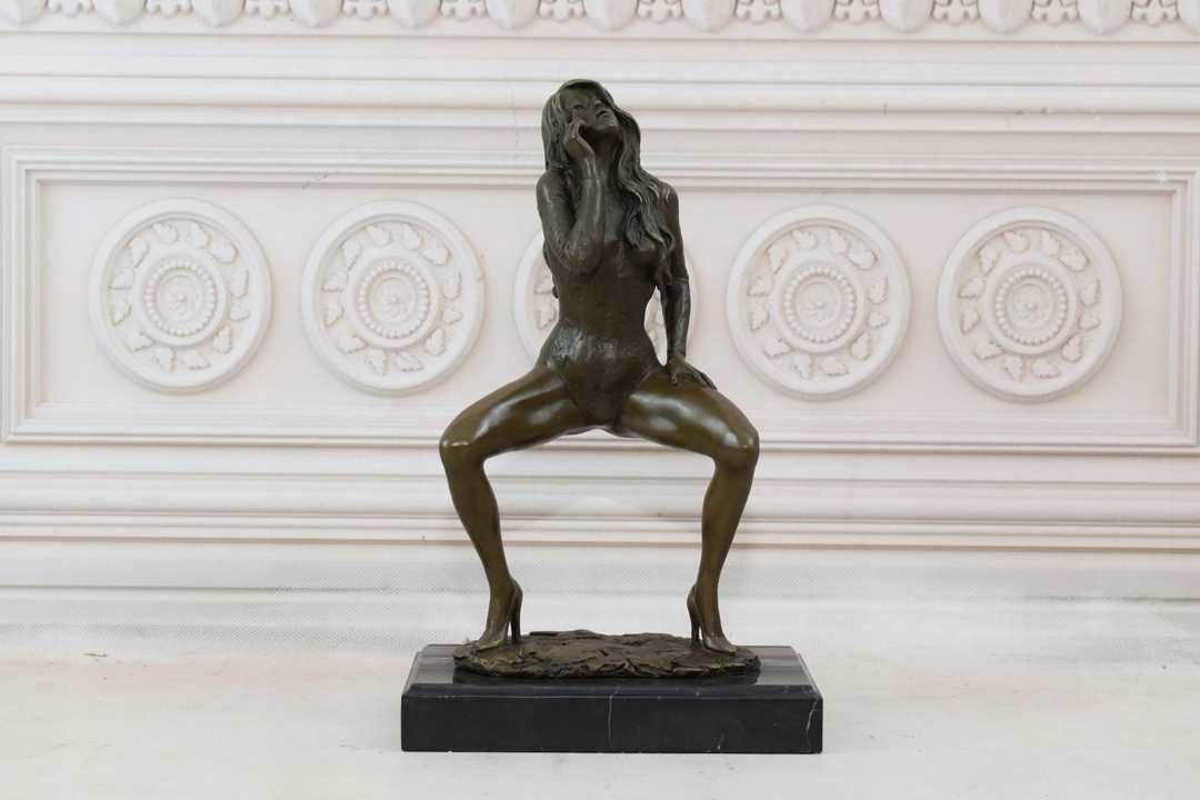 Akt Kobiety - Rozkraczona Kobieta w Szpilkach - Figura z Brązu