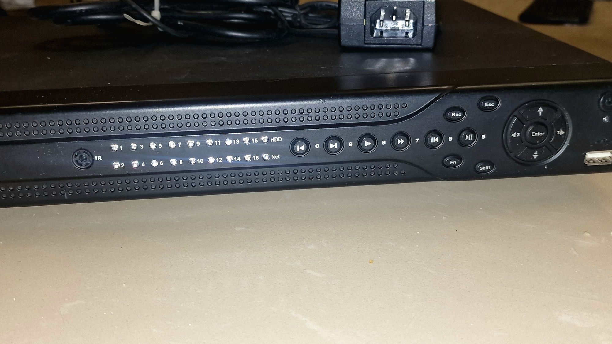 Видеорегистратор DVR0804LE-A на 8 камер+HDD 500гб+уличная камера