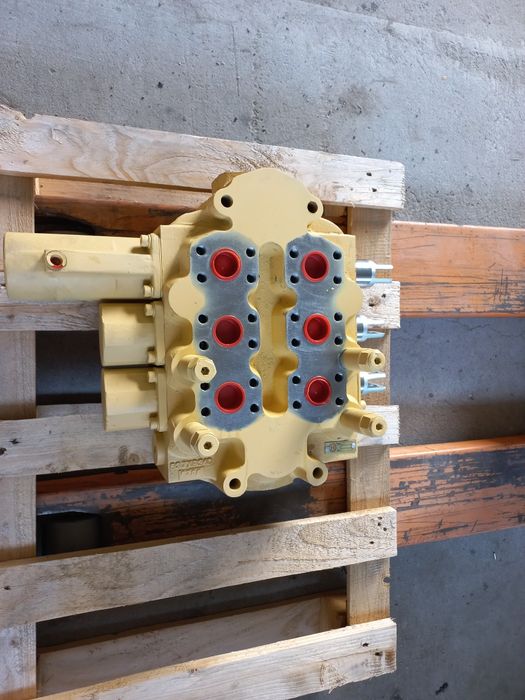 Rozdzielacz główny roboczy R97 ładowarka Ł34 Stalowa Wola  inne części