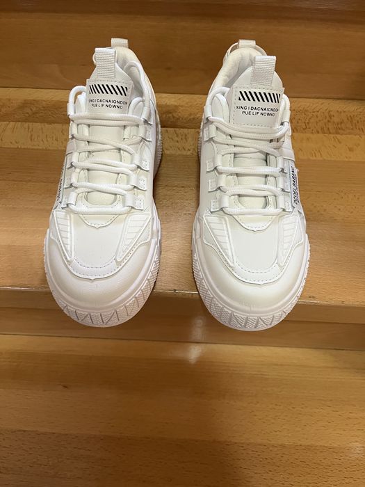 Кросівки білі на дівчинку .