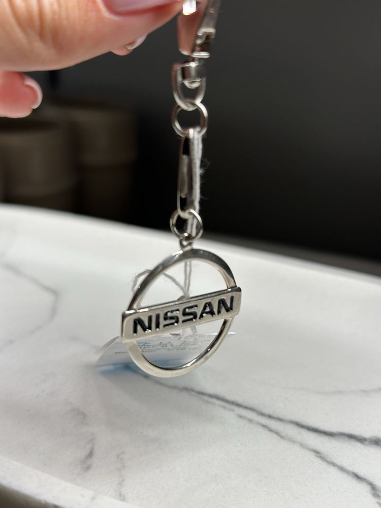 Брелок на авто Nissan серебро 925