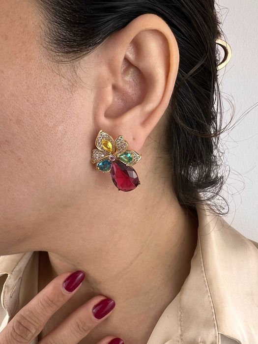 Brinco Majestade Perolada: A União Perfeita de Arte e Elegância