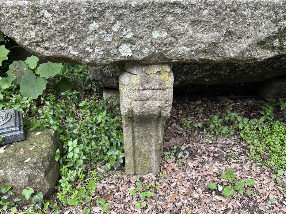 Mesa e banco de pedra antiga