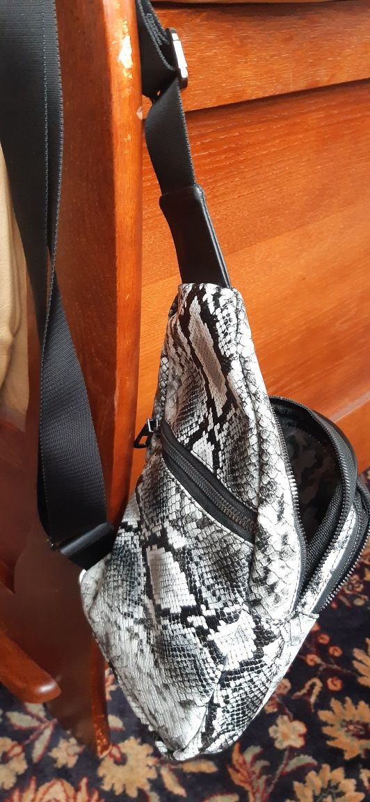Plecak miejski / plecaczek na jedno ramię.  Nerka. Skóra węża.