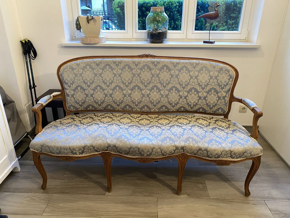 Piękna elegancka sofa w stylu Ludwika XVI