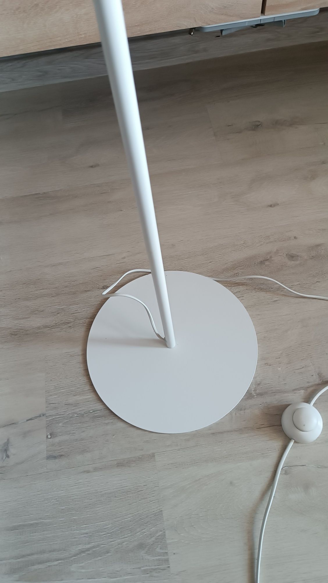 Lampa podłogowa biała. Stan idealny.