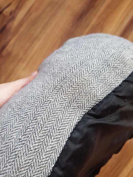 Szare legowisko dla psa Pet Collection S w jodełkę z poduszką na zamek