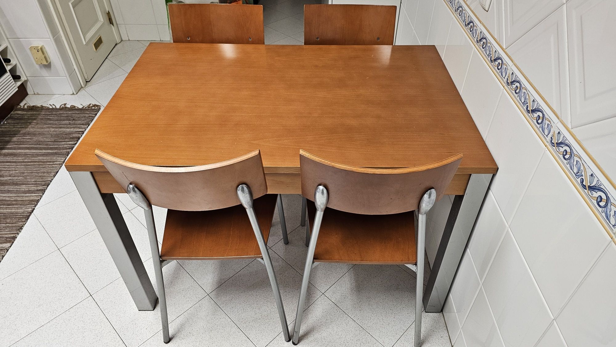 Mesa de cozinha com 4 cadeiras