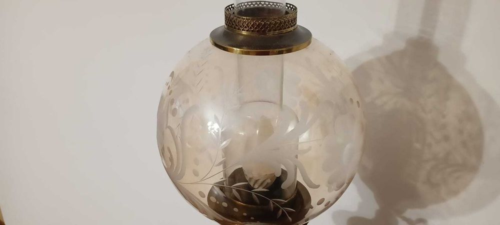 Lampka nocna stylizowana na lampę naftową