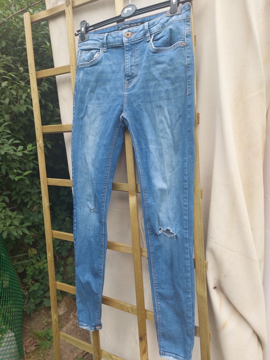 Spodnie jeans dziewczęce rozmiar 38 wiek 10/11lat firma Bershka