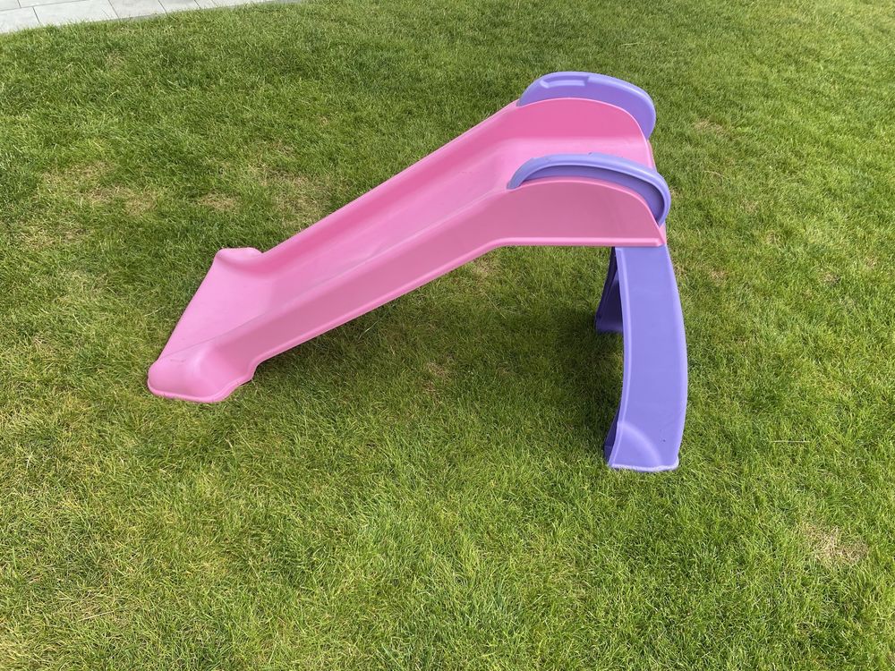 Mala trampolina i zjezdzalnia