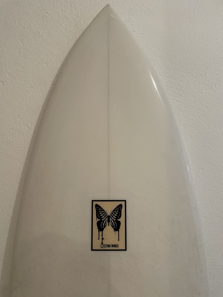 Prancha 6.6 MeltingWings quad fin em exposição na Wavegliders, Ericeira