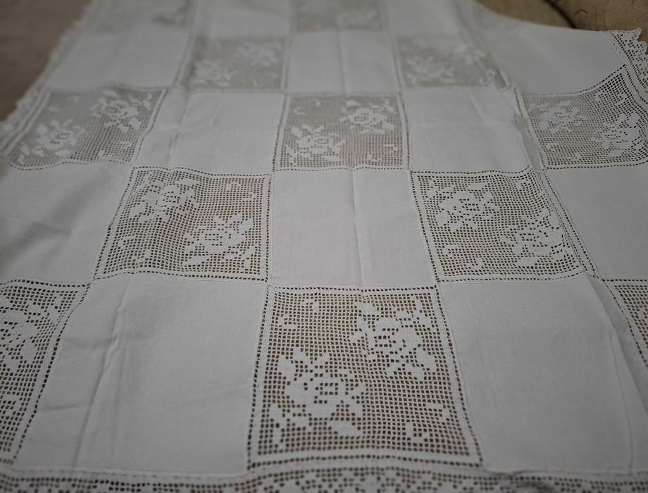 Toalha com quadrados de linho e renda branca