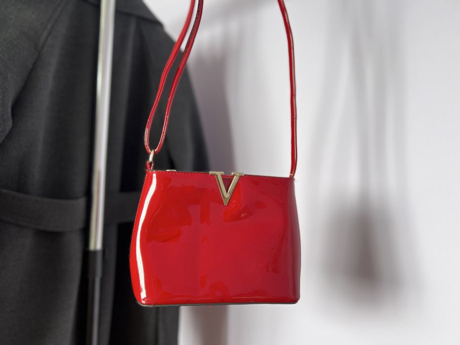 Лакова, червона, маленька сумка через плече