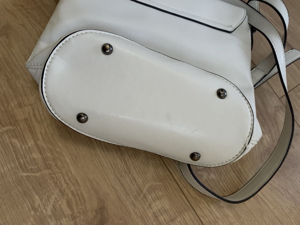Mała torebka biała pikowana elegancka basic Monnari