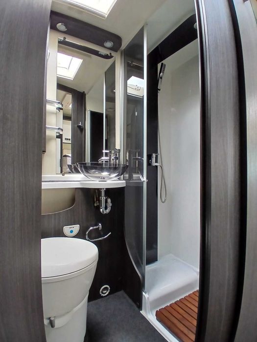 Benimar Mileo 282 — lounge XXL com camas basculantes