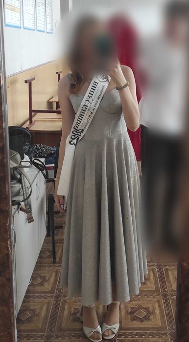 Випускна блискуча сукня