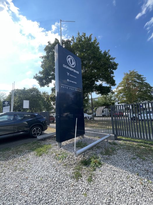 Pylon podswietalny na stalowej ramie