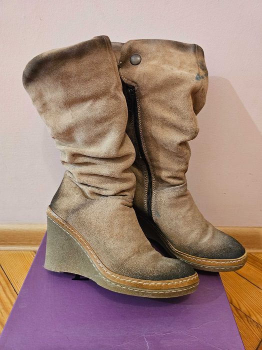 Бежеві замшеві чоботи