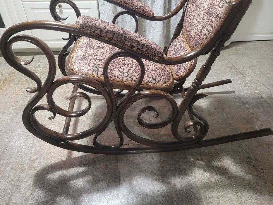 Елегантне крісло-качалка THONET
