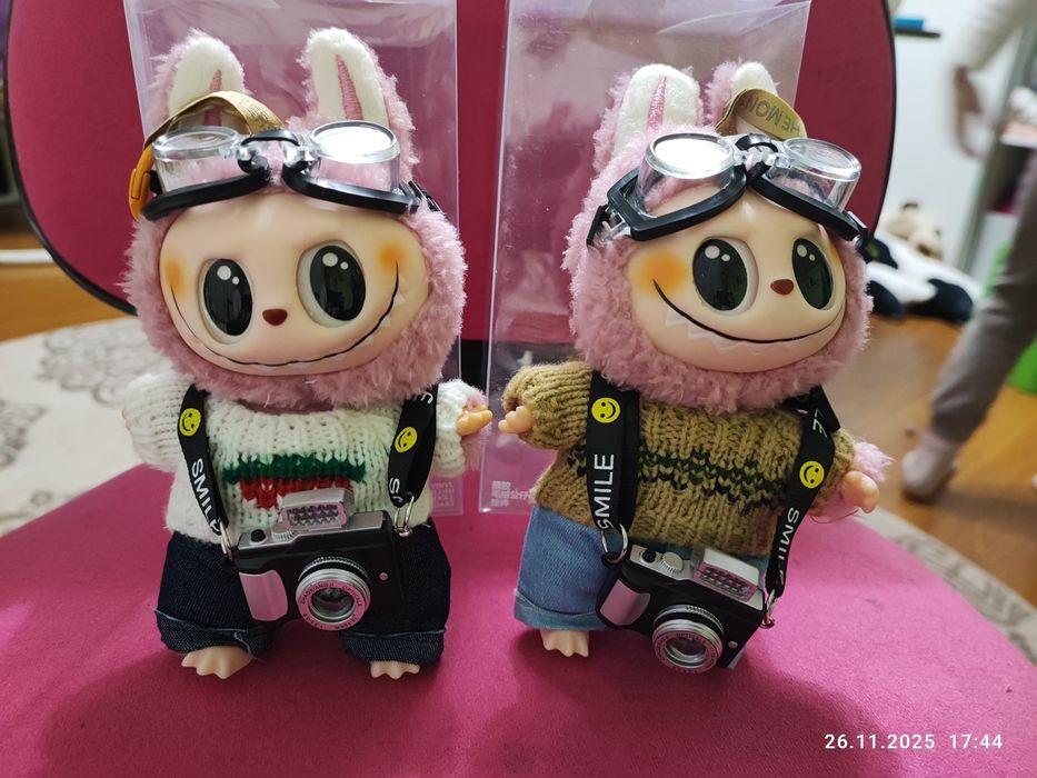 Лабубу з фотоапаратом та окулярами