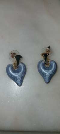Brincos com pendente coração em cinza azulado