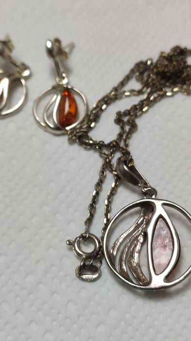 Komplet biżuterii srebrnej z bursztynem.