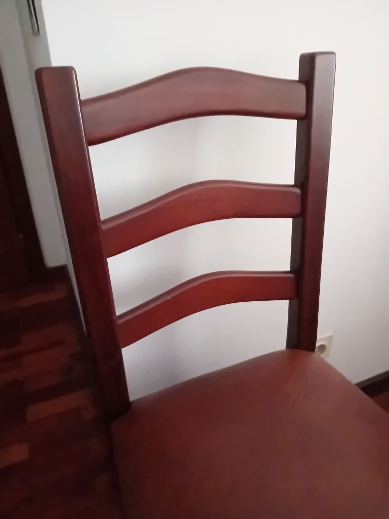 Cadeiras  em castanho