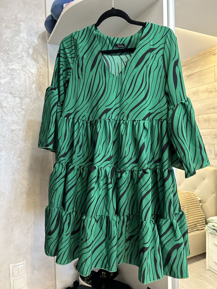 Сукня зелена з принтом