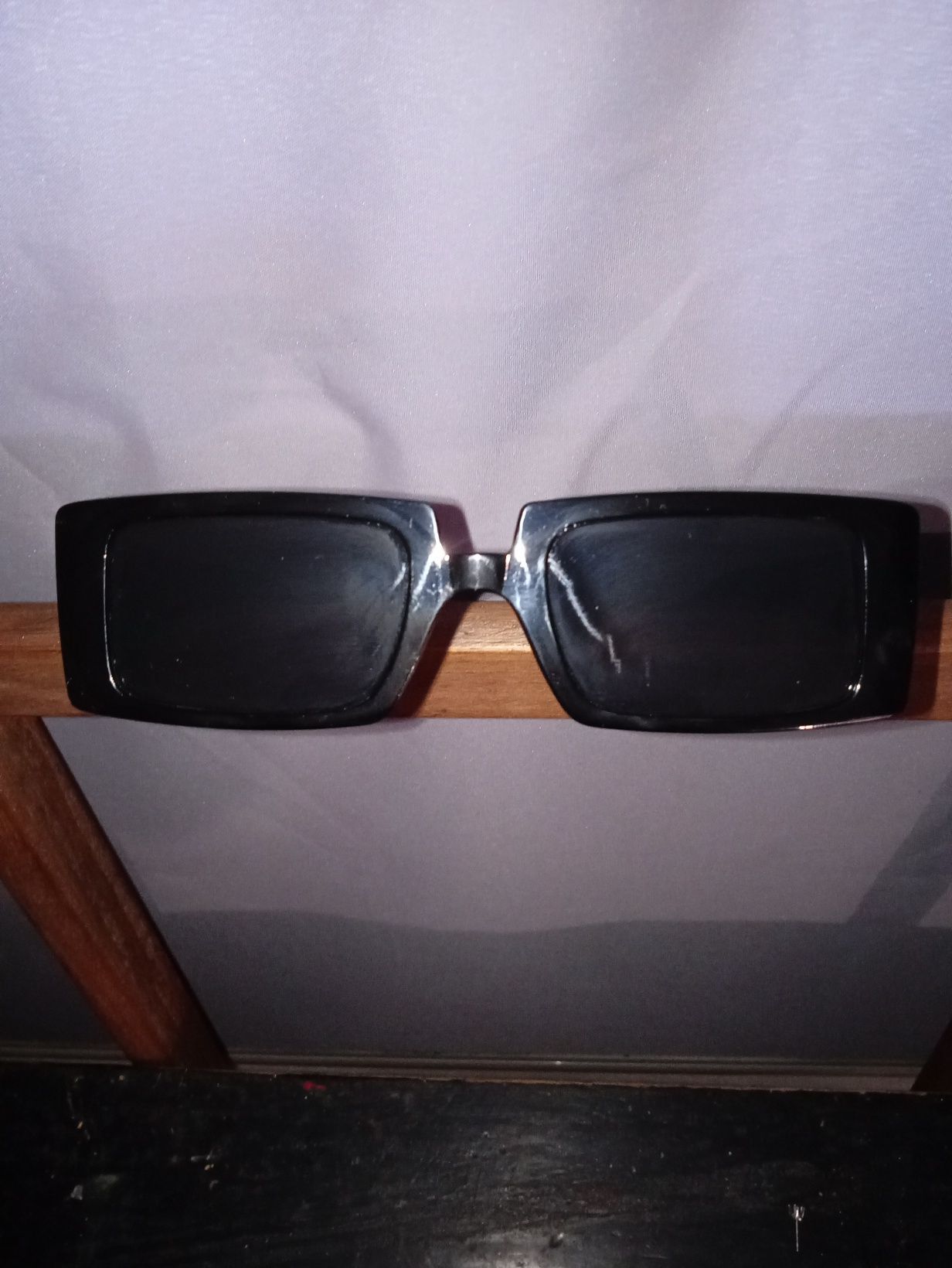 Vendo oculos de sol escuros