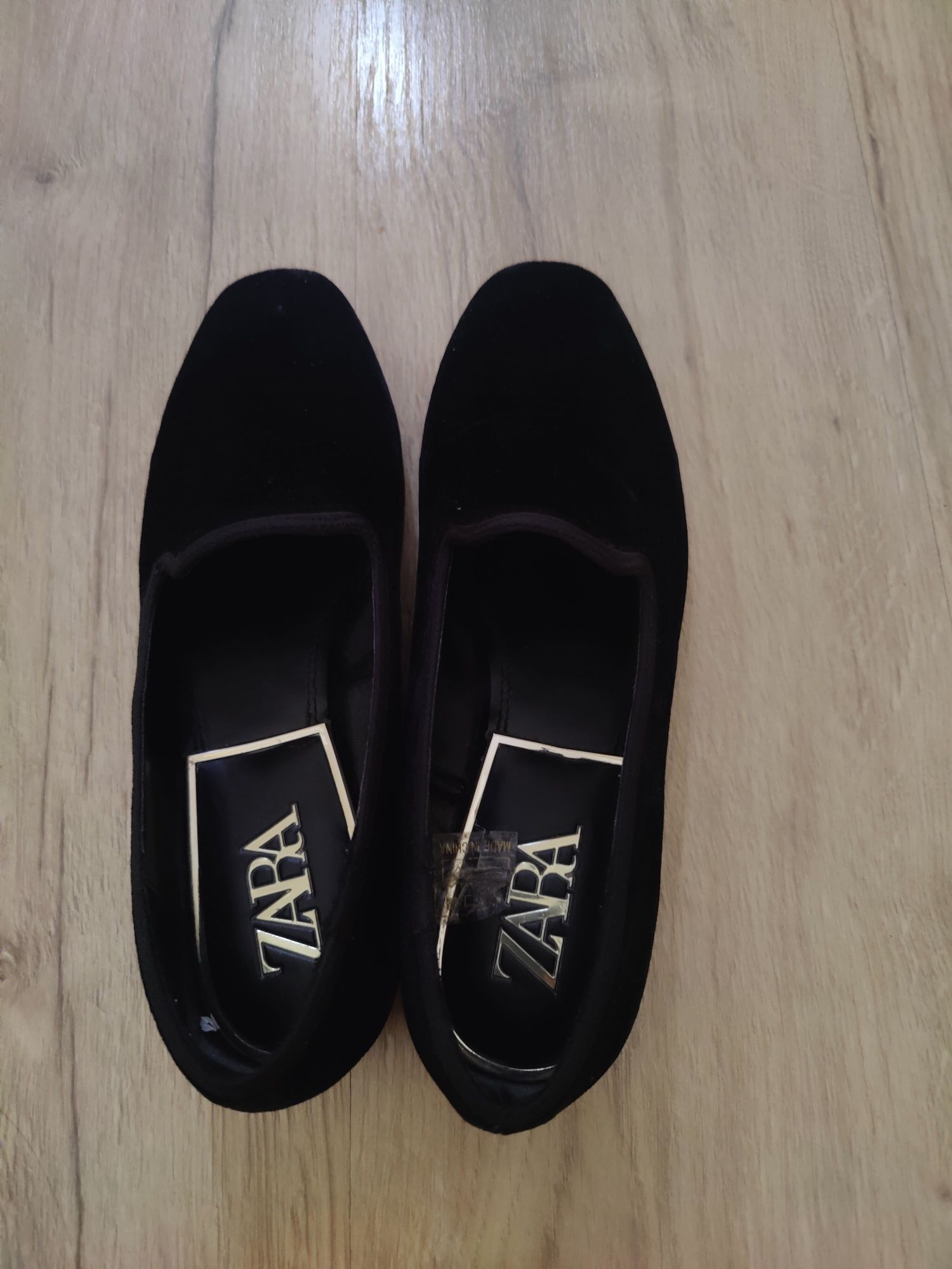 Loafers pretos de suede da Zara