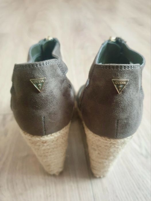 Sandały na koturni Guess r36