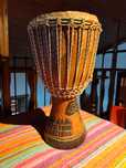 Djembe africano em excelente estado