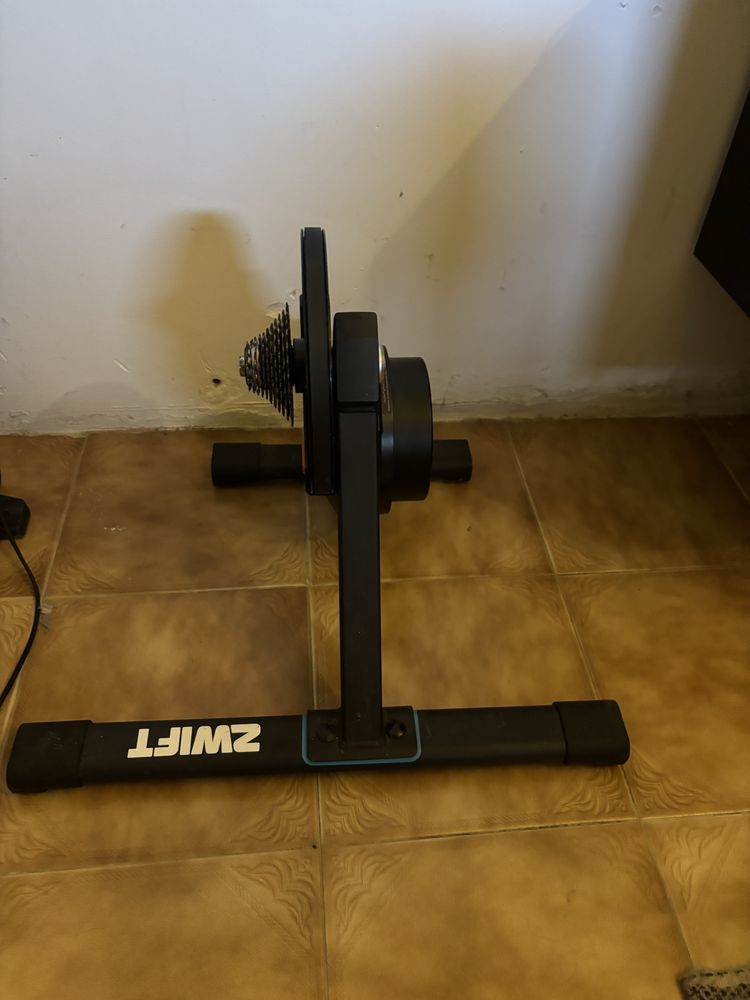 Zwift Hub c/ cassete 11 COMO NOVO