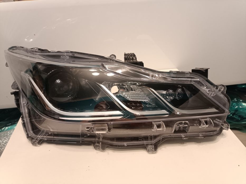 Toyota Corolla e21 sedan reflektor przedni prawy przód soczewka LED EU