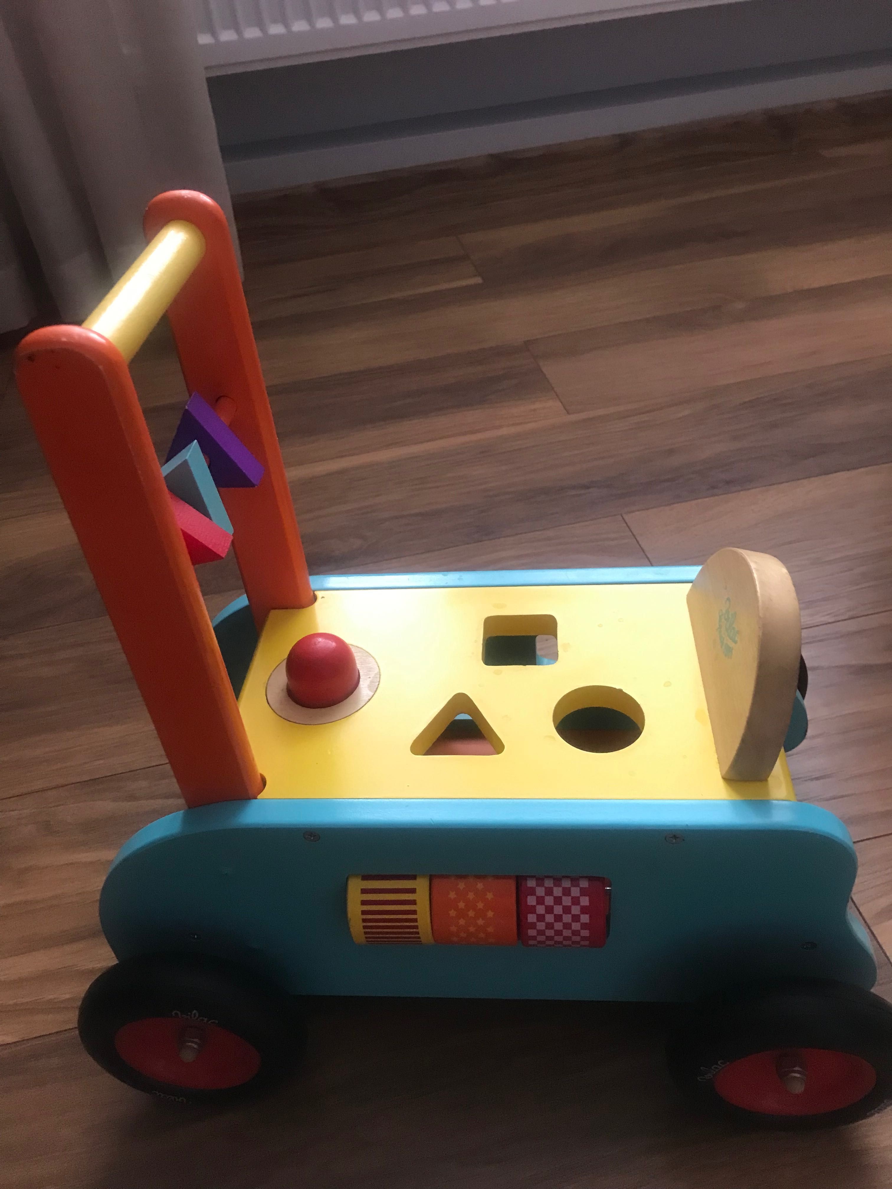 Drewniany wózek pchacz dla dziecka