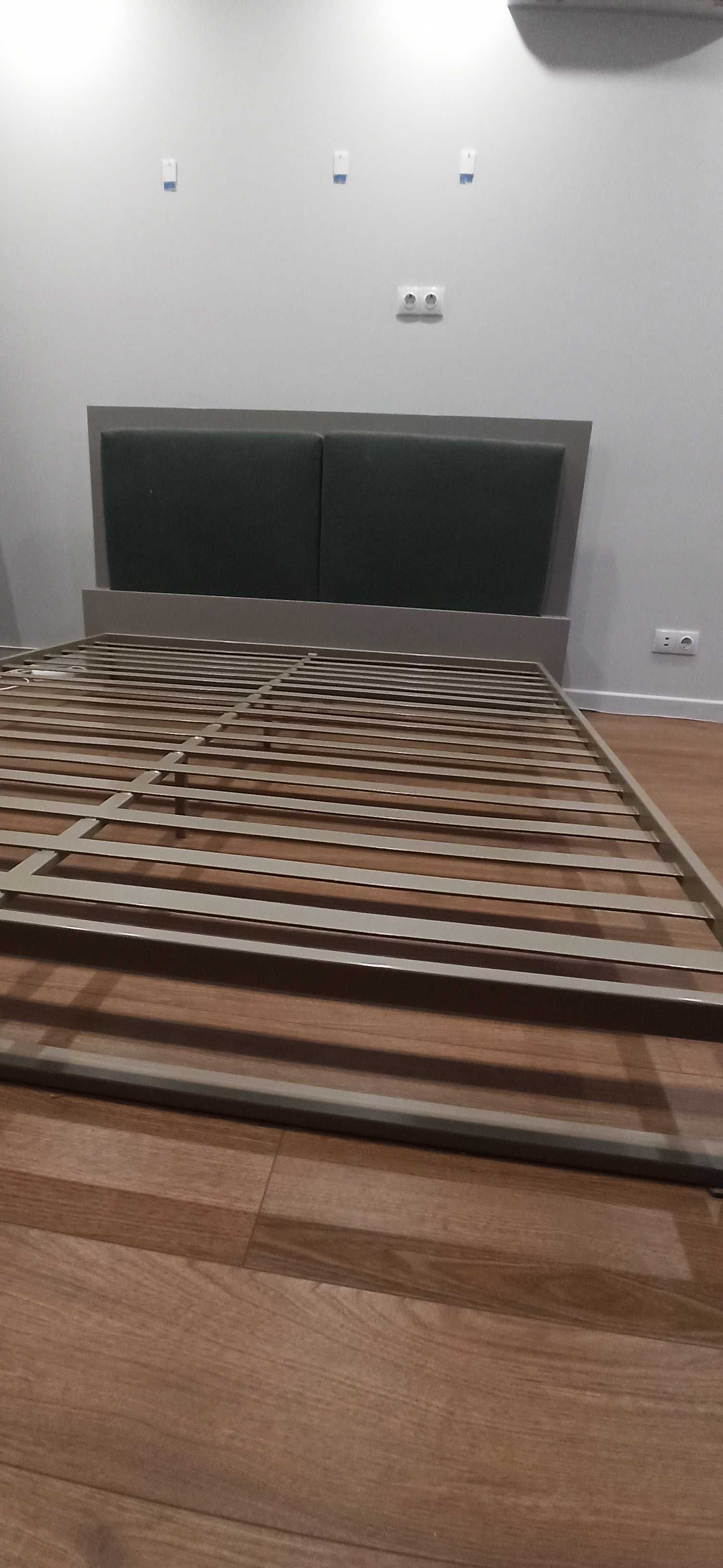 Кровать на металлическом каркасе со спинкой из ДСП 160*200