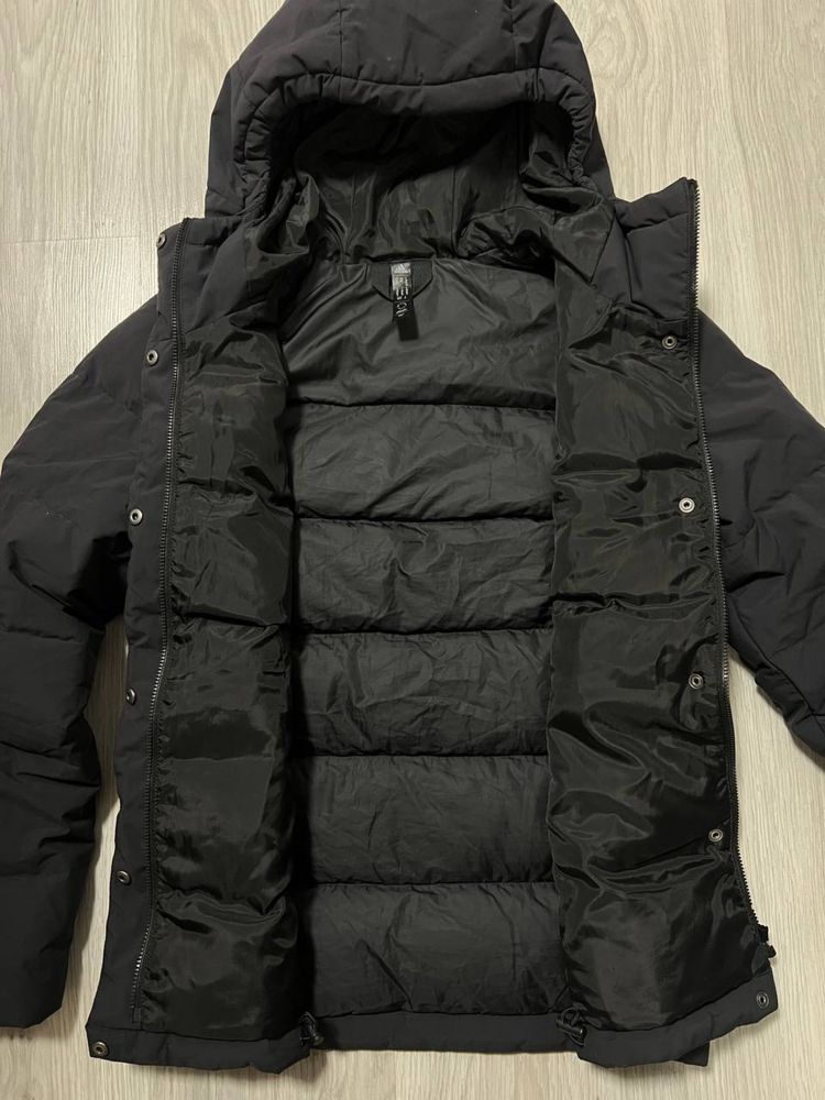 Женский пуховик adidas helionic hg8747 чорний regular fit
