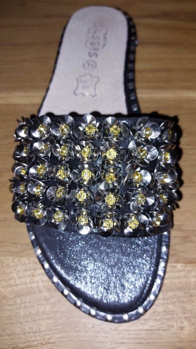 NOWE skórzane czarne klapki Cassis ze zdobieniami r. 38