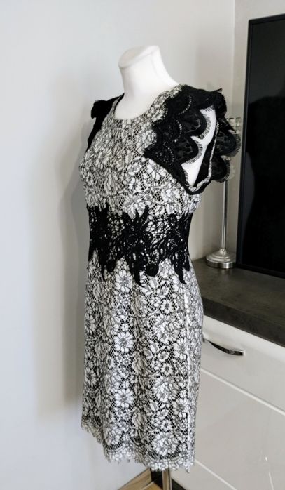 Piękna koronkowa czarno biała sukienka