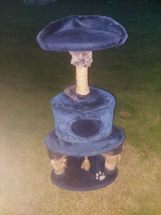 Granatowy drapak dla kota