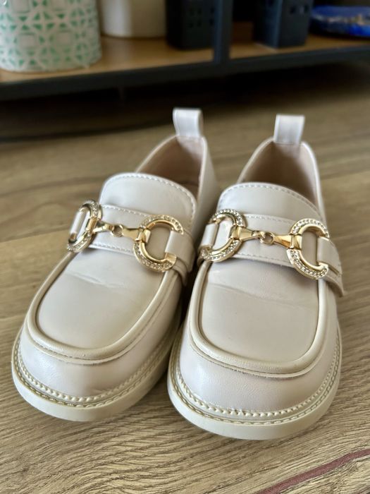 Mokasyny trzewiki beżowe ze złotymi elementami rozmiar 33
