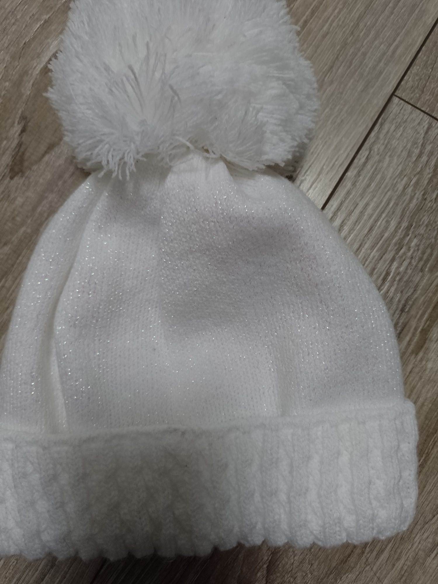 Śliczna biała czapka zimowa dla dziewczynki w gwiazdki roz 3 lata +